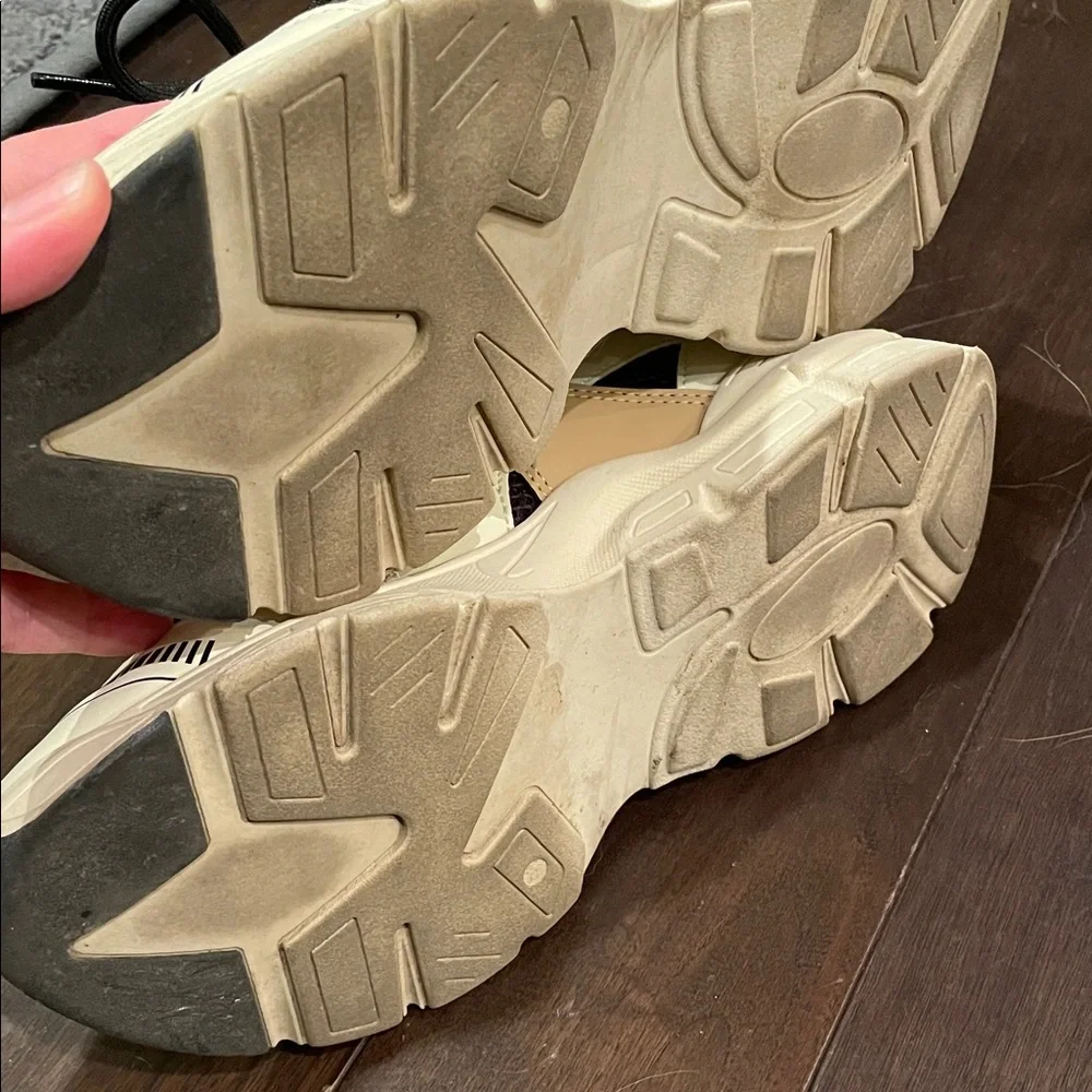 Steve Madden Cream and Black Women’s size 9 Sneakers - Picture 3 of 5